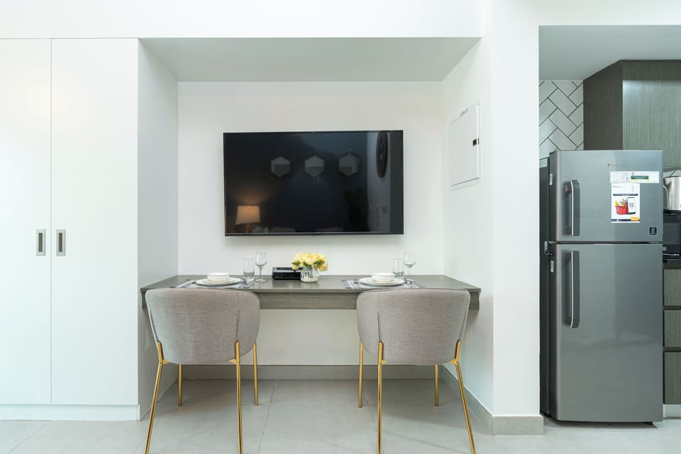 Exclusive Studio, Non Smoking, City View | Dining