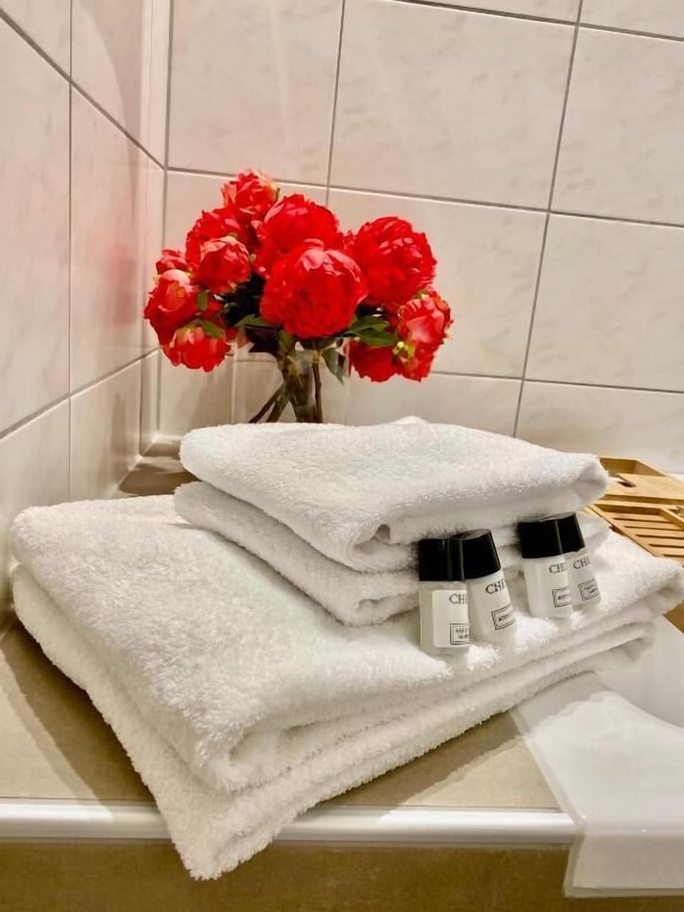 Exclusive Apartment | Bathroom | Combined shower/tub, hair dryer, towels, soap