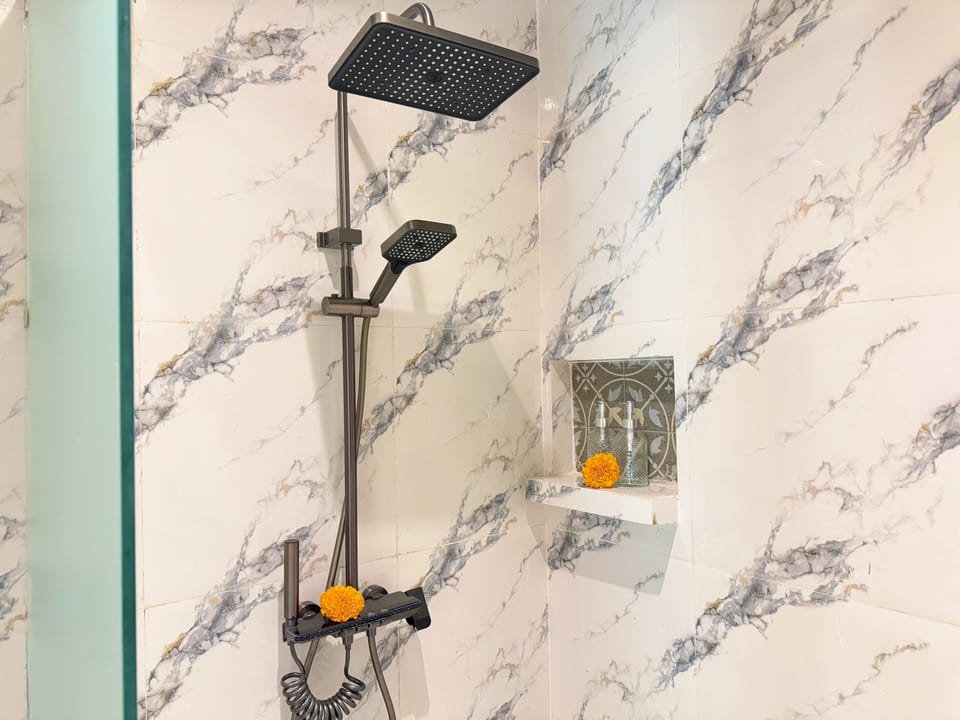 Deluxe Room | Bathroom | Shower, free toiletries, bidet, towels