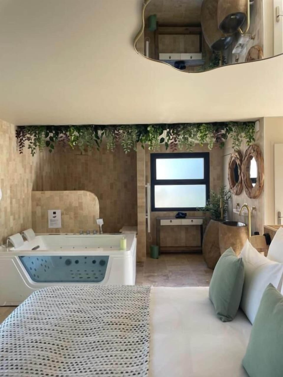 Suite Nature avec Balnéothérapie | Soundproofing, WiFi (free)