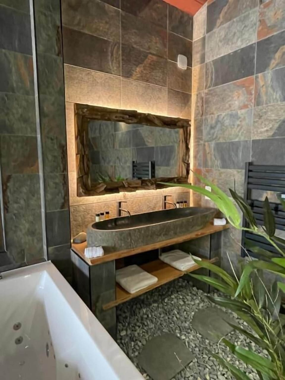 Suite Bali avec Balnéothérapie | Bathroom | Deep soaking tub, bathrobes, towels