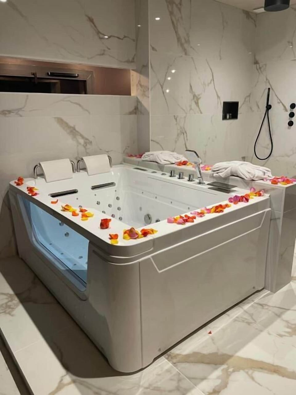 Suite L'envol avec Balnéothérapie | Bathroom | Deep soaking tub, bathrobes, towels
