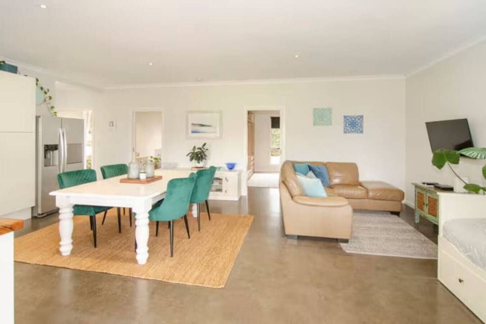 Open plan dining / living / lounge area with Garden View