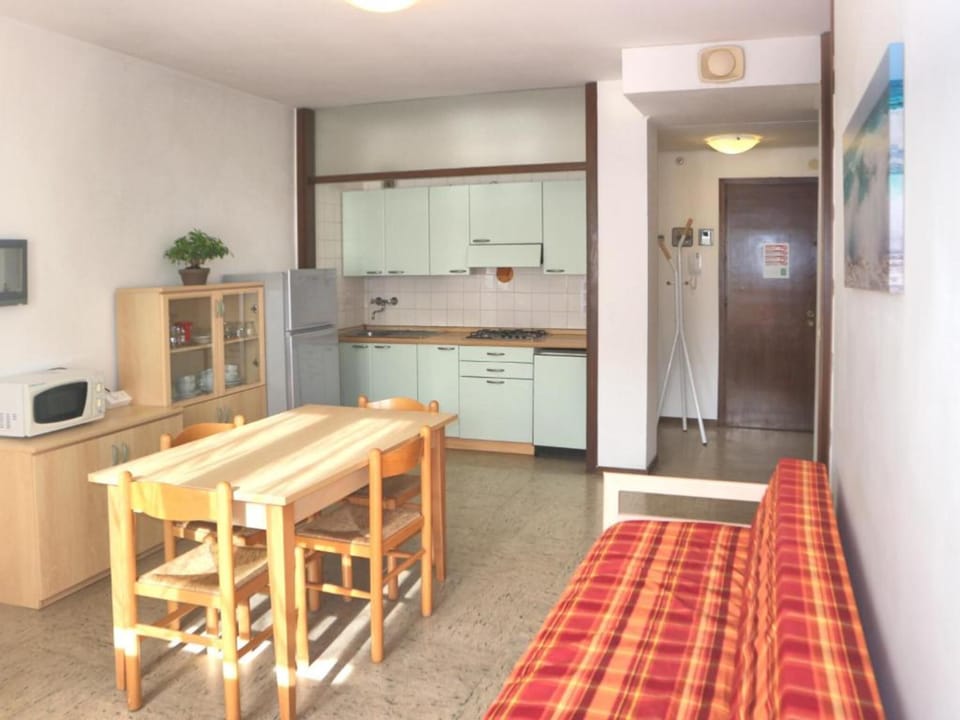 Apartment, 1 Bedroom, Balcony | Dining room