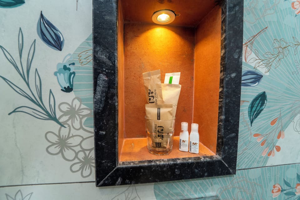 Deluxe Room | Bathroom | Shower, rainfall showerhead, slippers, towels