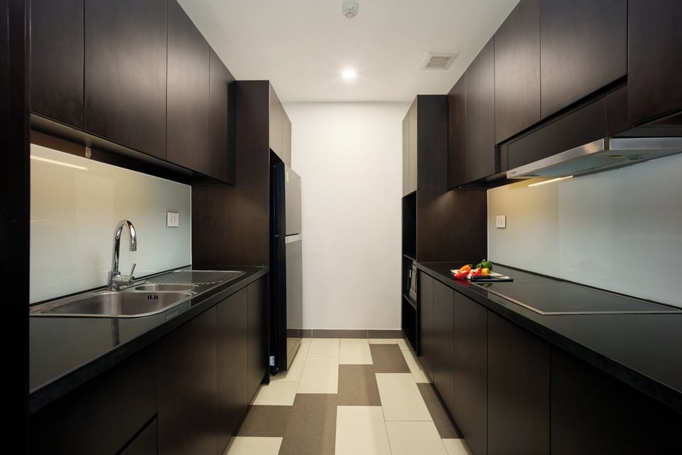 Full-size fridge, microwave, stovetop, cookware/dishes/utensils