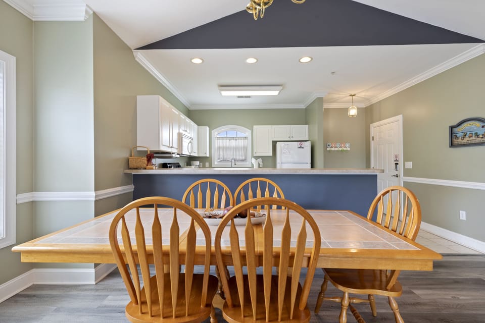 Signature Condo, 2 Bedrooms, Balcony, Garden View | In-room dining