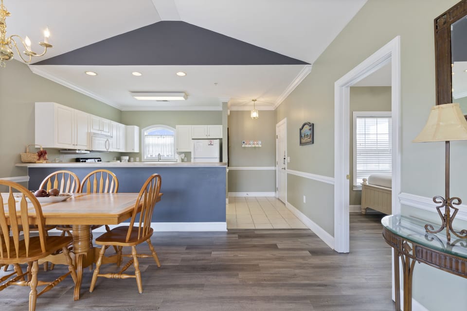 Signature Condo, 2 Bedrooms, Balcony, Garden View | In-room dining