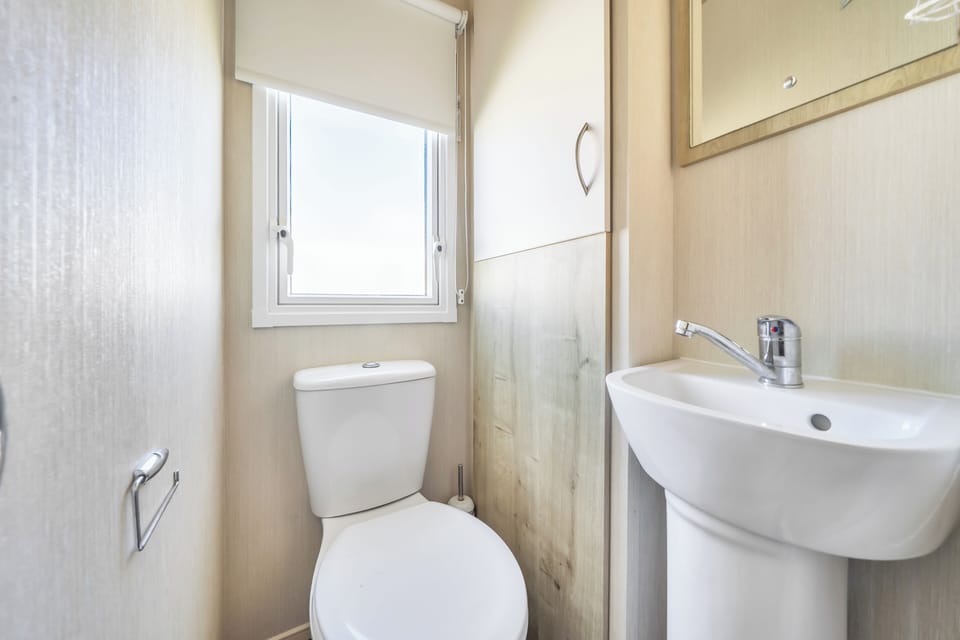 Sleeps 8 - Communal Spa Access - Parking Cabin in Wales