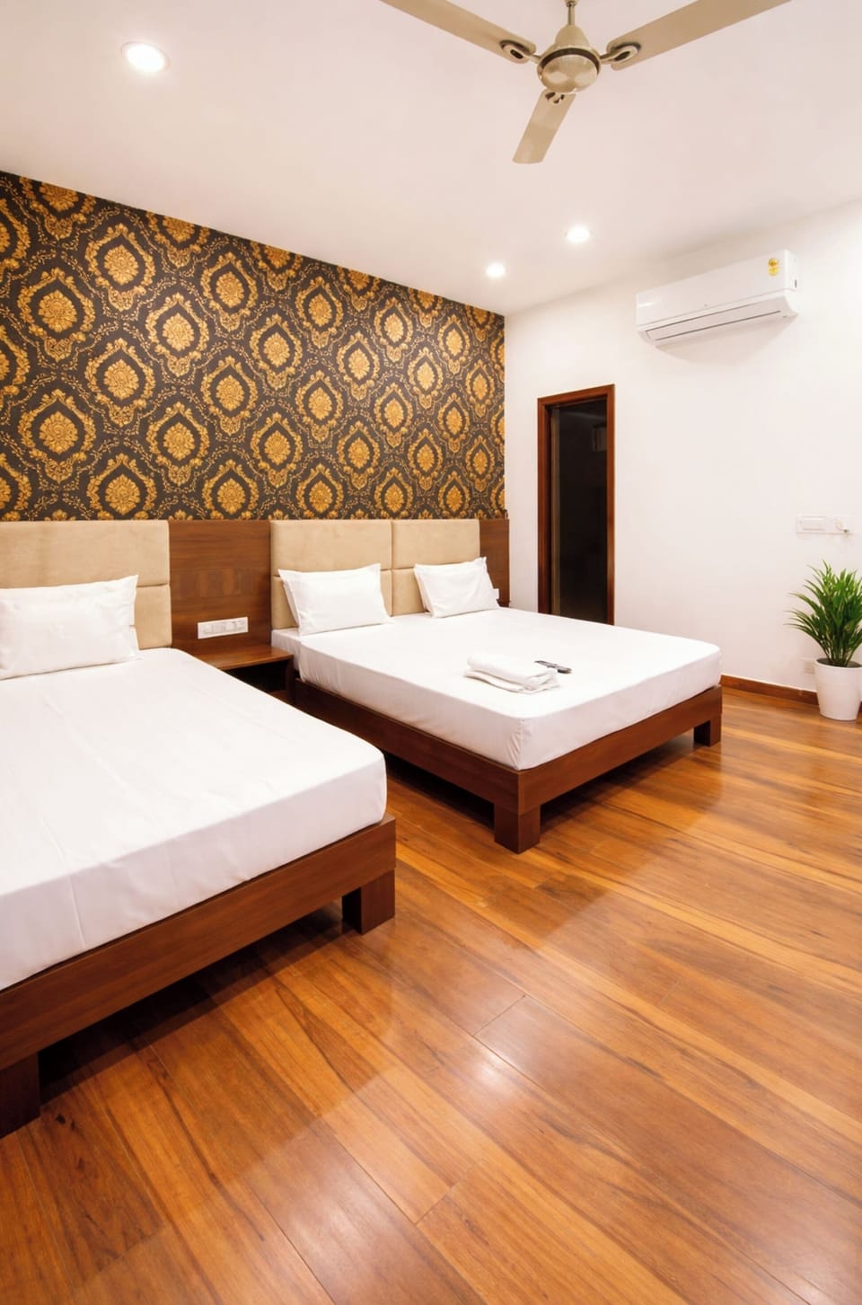 Deluxe Triple Room, Air conditioning | Hypo-allergenic bedding, desk, soundproofing, free WiFi
