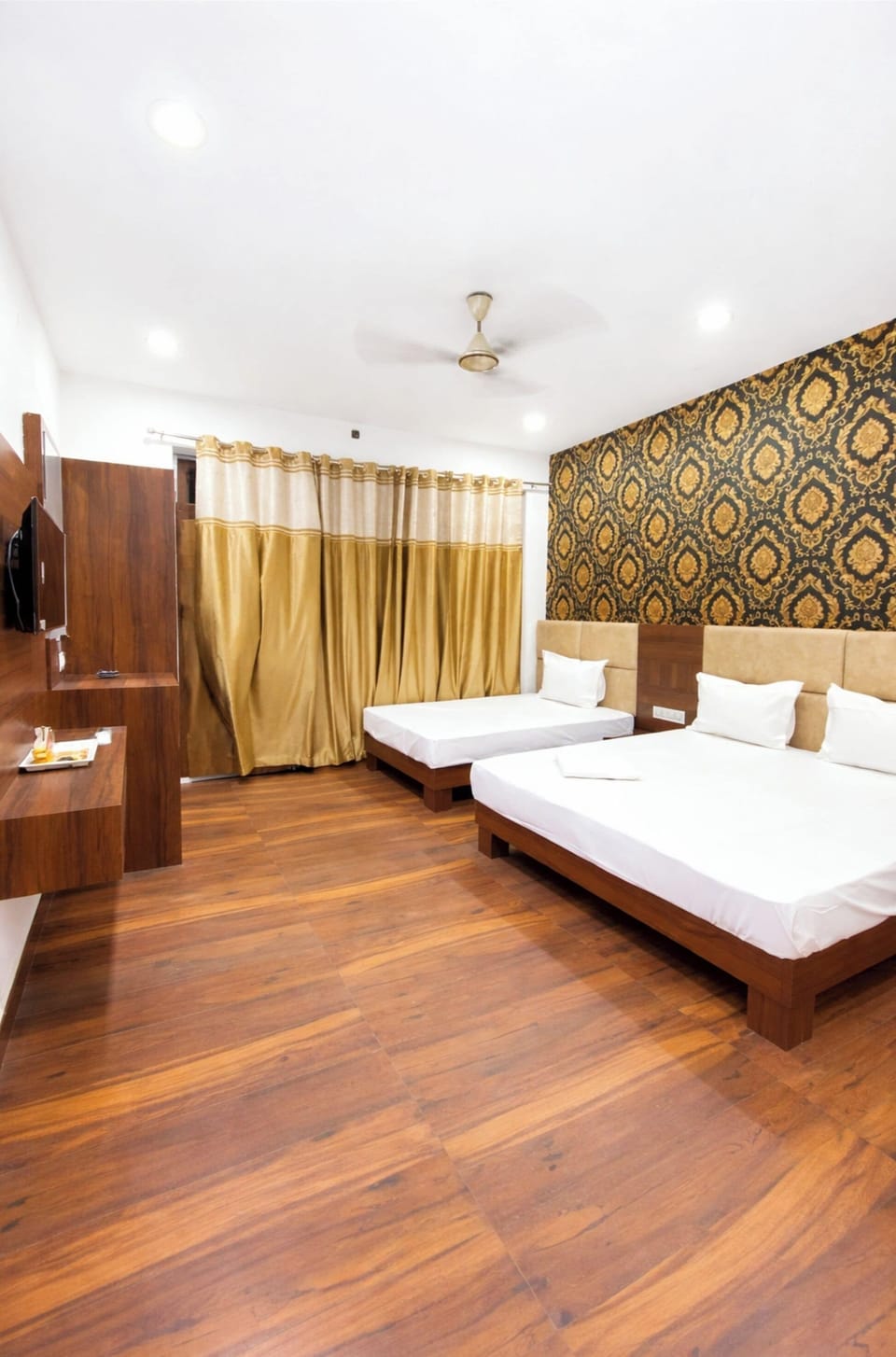 Deluxe Triple Room, Air conditioning | Hypo-allergenic bedding, desk, soundproofing, free WiFi