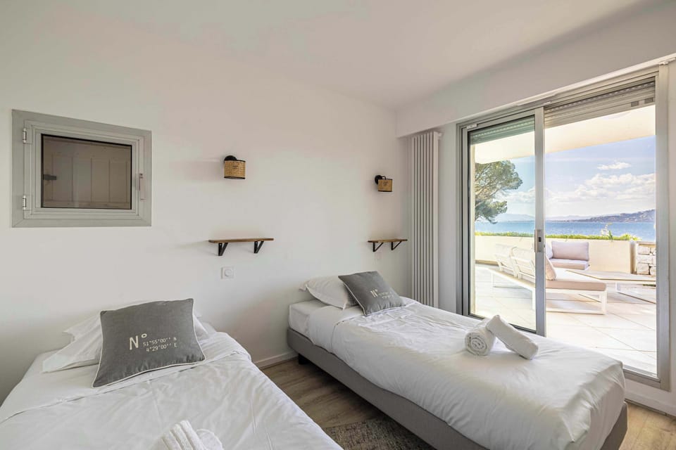 Quatrième chambre avec lits simples et terrasse