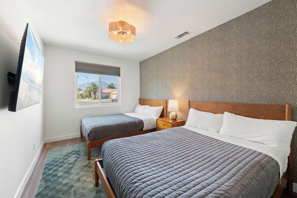 Bedroom 4 (2 queens)