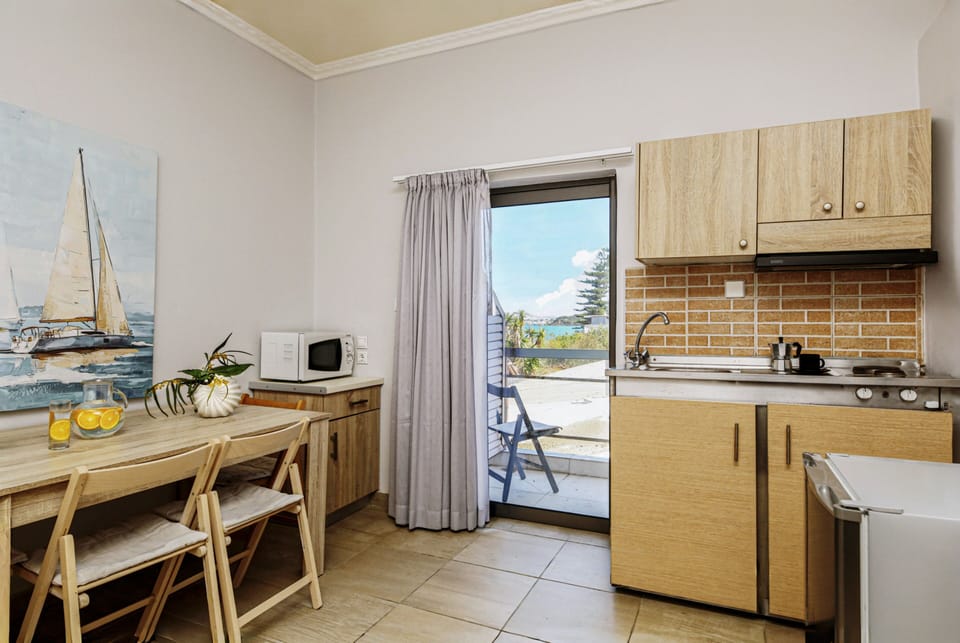 Comfort Studio, Partial Sea View | Private kitchen