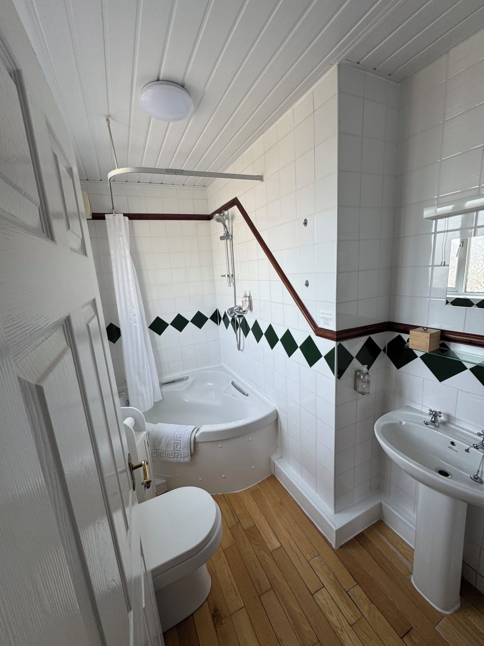 Deluxe Double Room, Partial Sea View | Bathroom | Hair dryer, towels, soap, shampoo