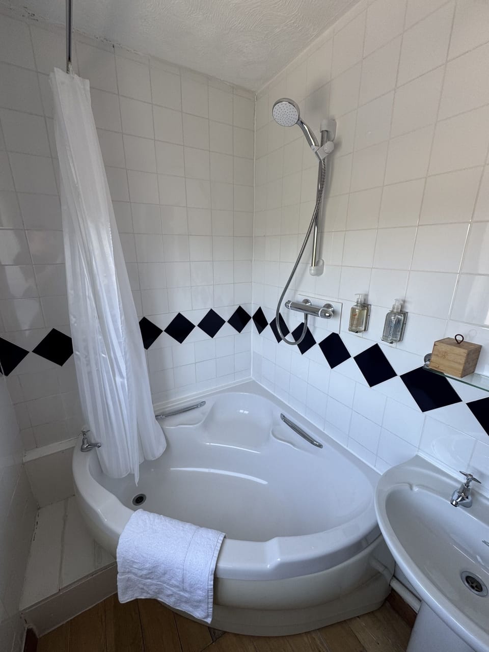 Standard Twin Room, 2 Twin Beds | Bathroom | Hair dryer, towels, soap, shampoo