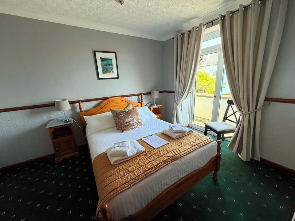 Deluxe Double Room, Partial Sea View | Iron/ironing board, free WiFi, bed sheets