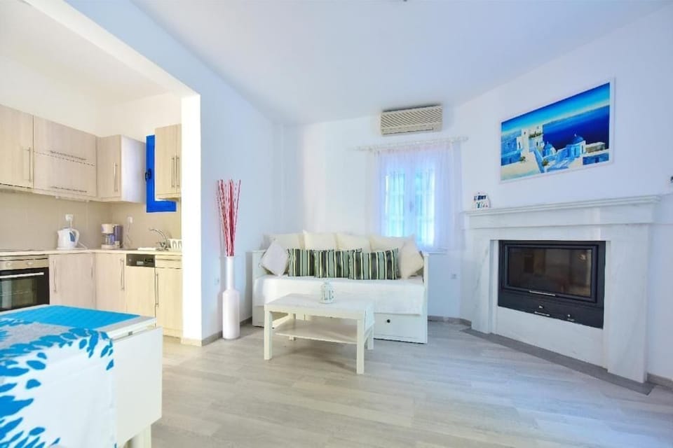 Honeymoon Suite, Balcony, Sea View | Living area