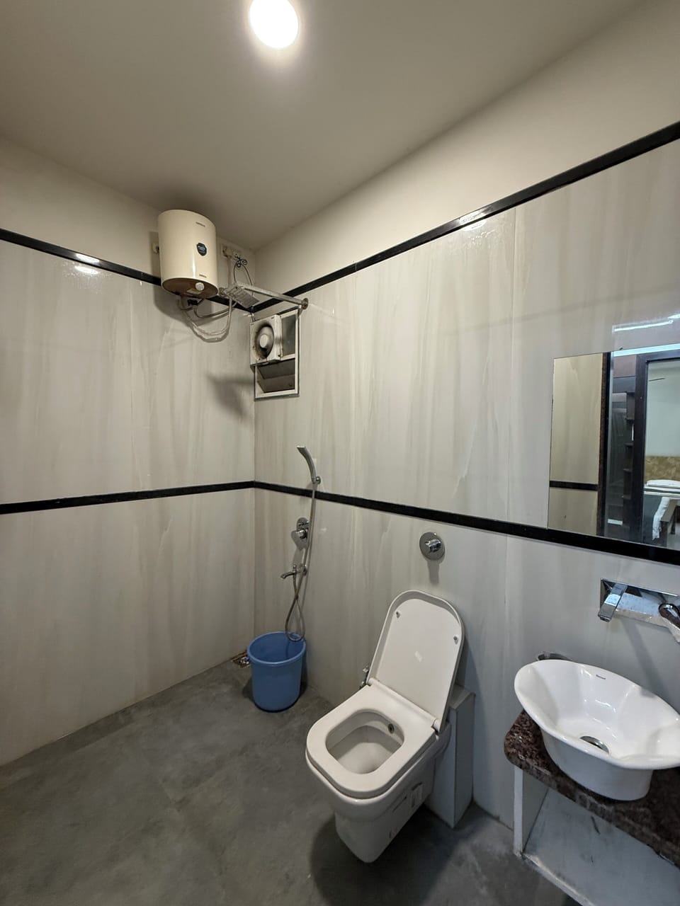 Deluxe Double Room | Bathroom | Shower, free toiletries, towels, soap