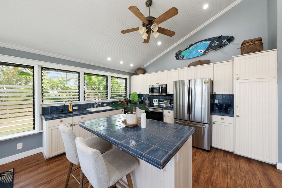 Well‑equipped kitchen with island seating and modern appliances.