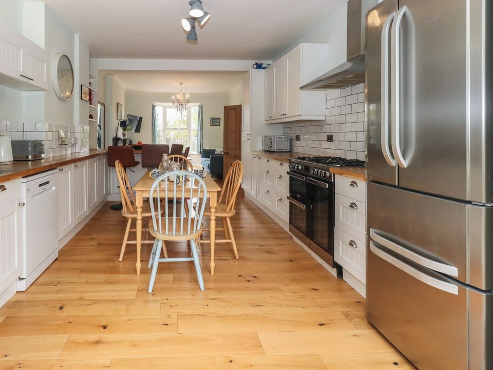 Dishwasher, cookware/dishes/utensils