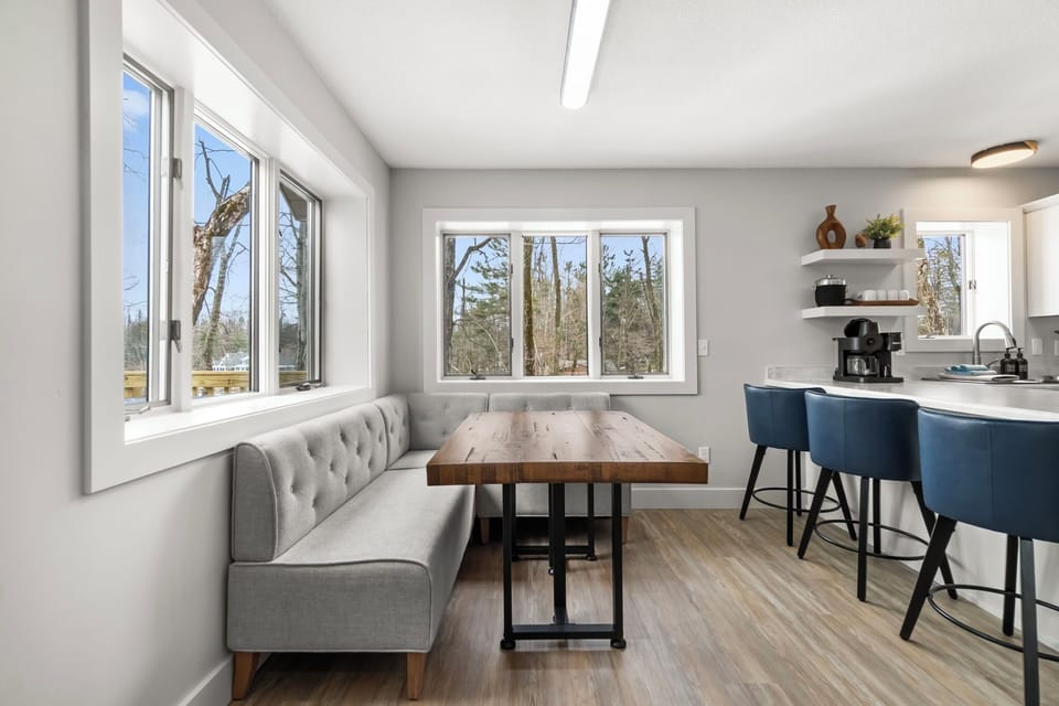 Built-in breakfast nook with banquette and lake views