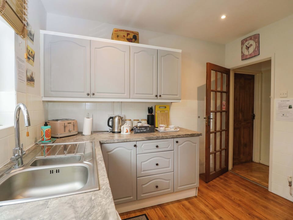 Dishwasher, cookware/dishes/utensils