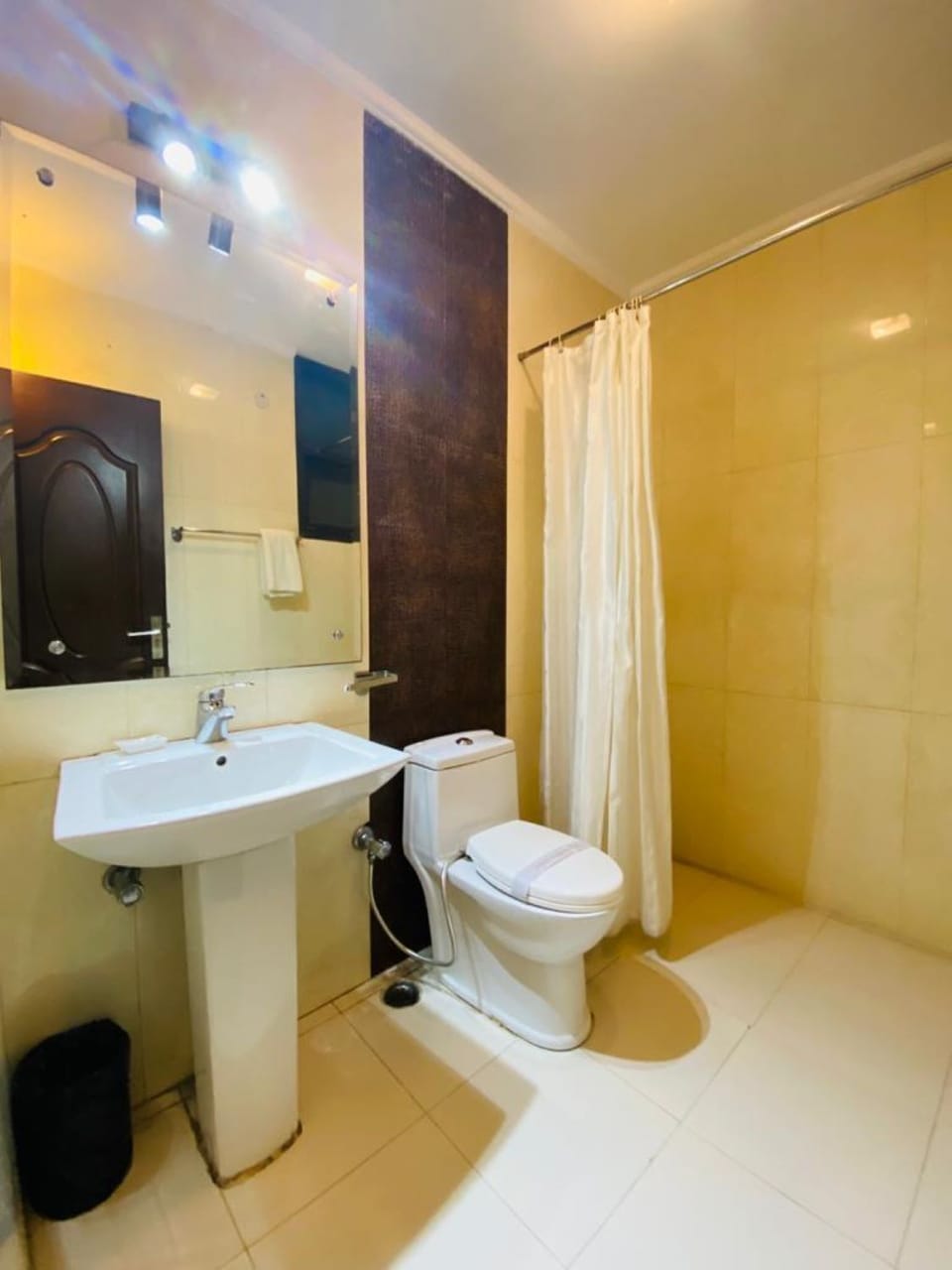 Deluxe Double Room | Bathroom | Shower, free toiletries, towels, soap