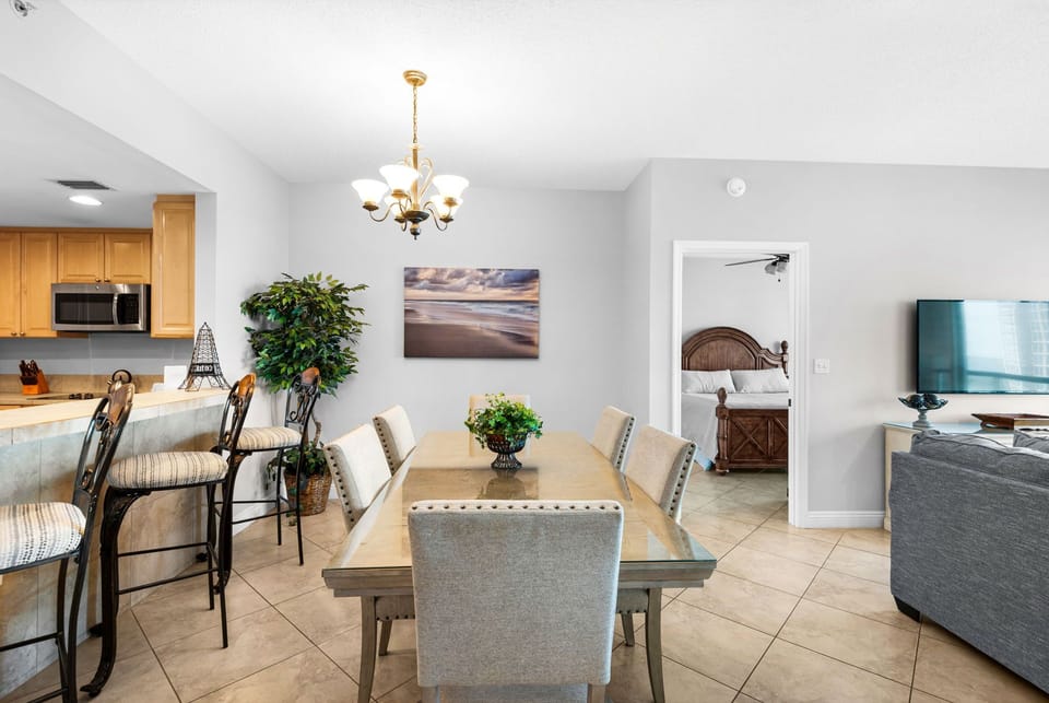 Bright and welcoming dining area designed for relaxing meals after a day at the beach.