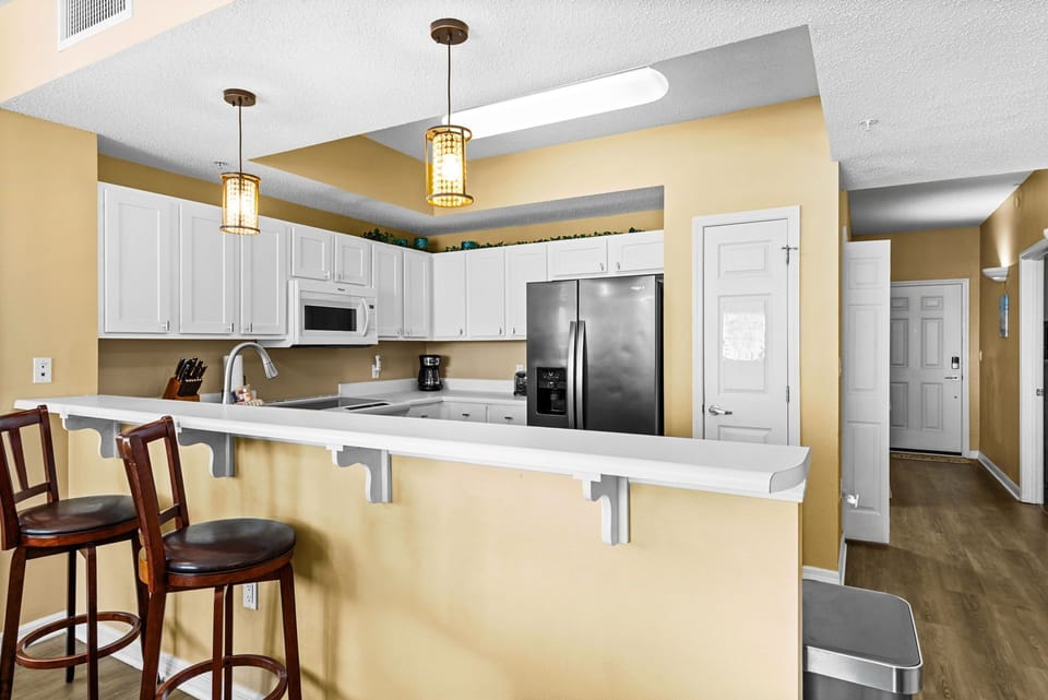 Eat-in kitchen bar seating