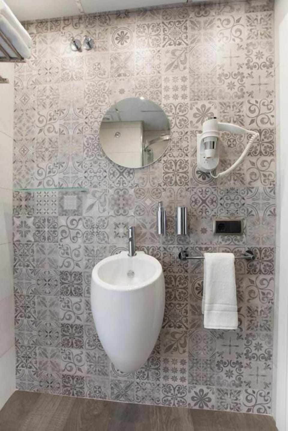 Habitación Doble Deluxe con vistas a la ciudad - 1 o 2 camas | Bathroom | Separate tub and shower, hair dryer, towels, soap