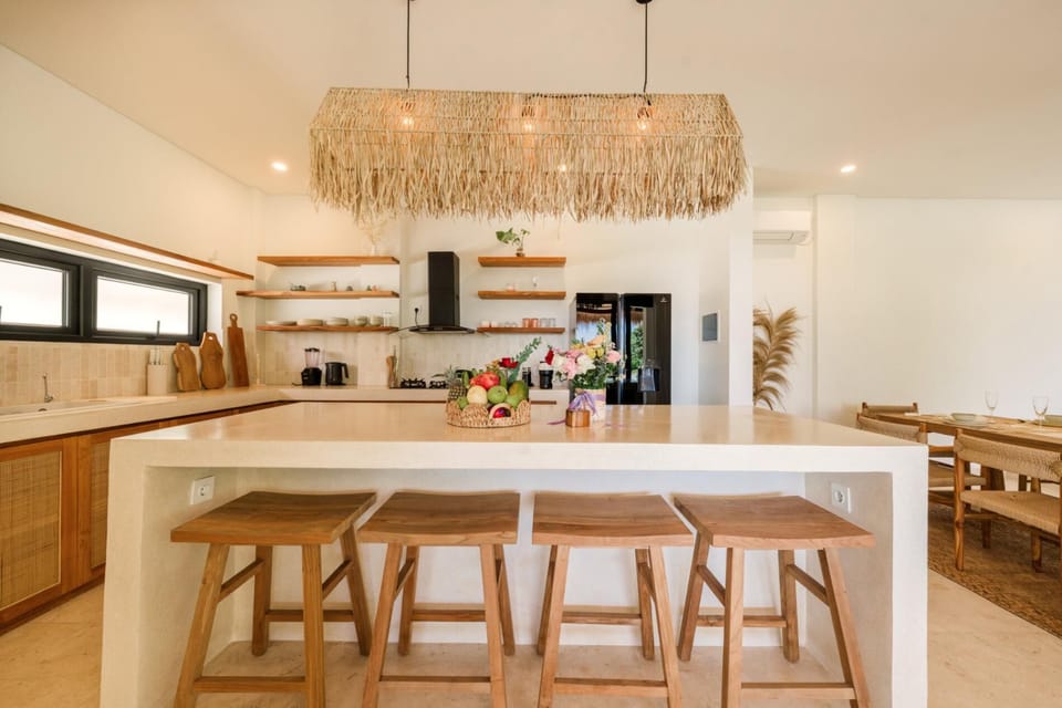 Villa Svara Amed - Kitchen with island/breakfast bar and seating