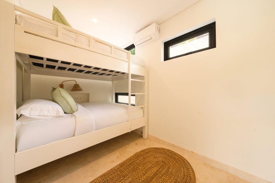 Villa Svara Amed - Bedroom 4 (bunk-room) with queensized beds