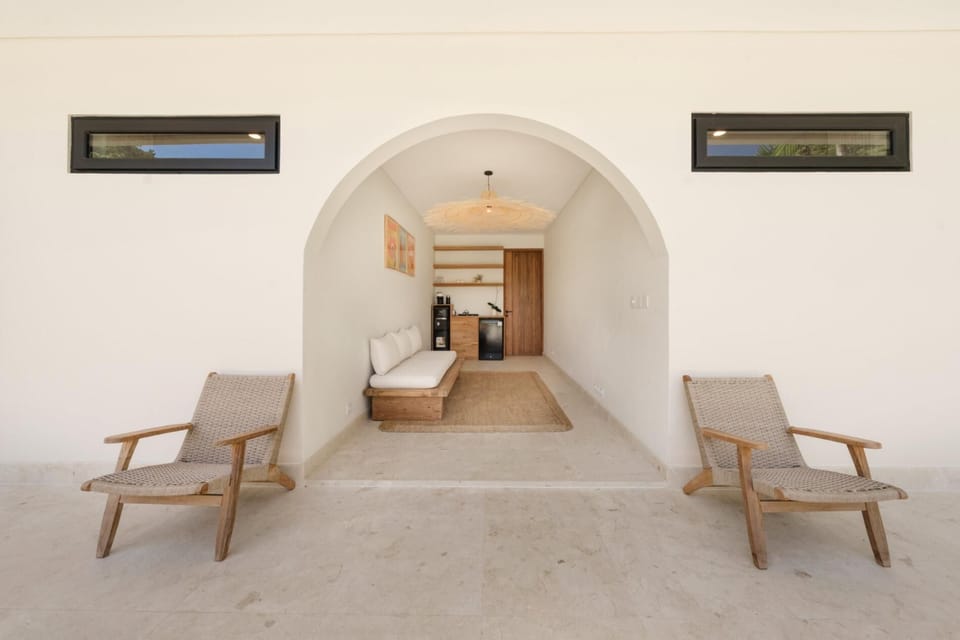Villa Svara Amed - Cabana day room with shaded seating area