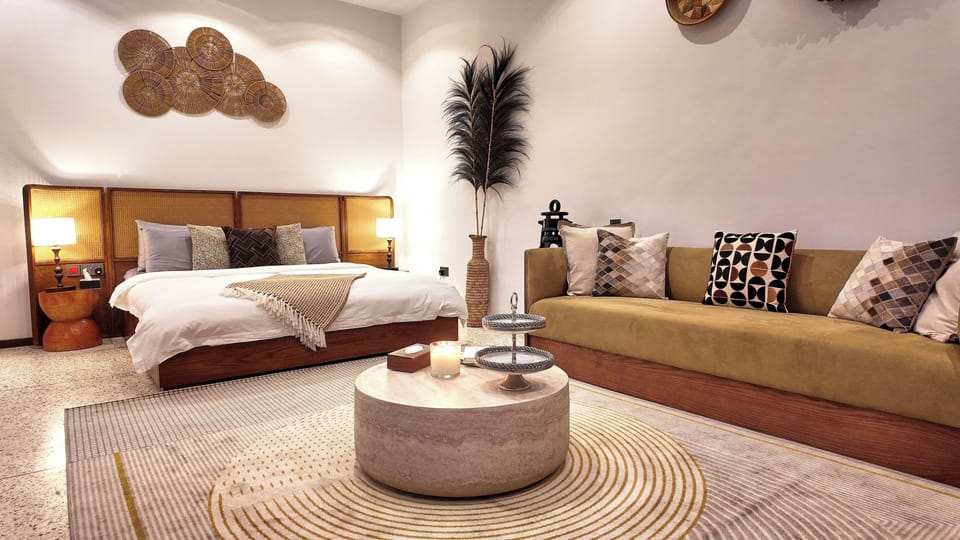Signature Suite | In-room safe, iron/ironing board, WiFi (free)