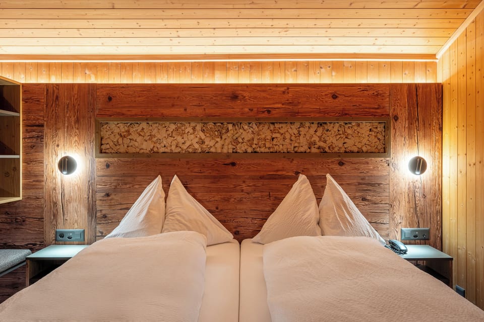 Economy Double Room, Shared Bathroom (Hostel - Doppelzimmer Stöckli) | In-room safe, desk, free WiFi, bed sheets