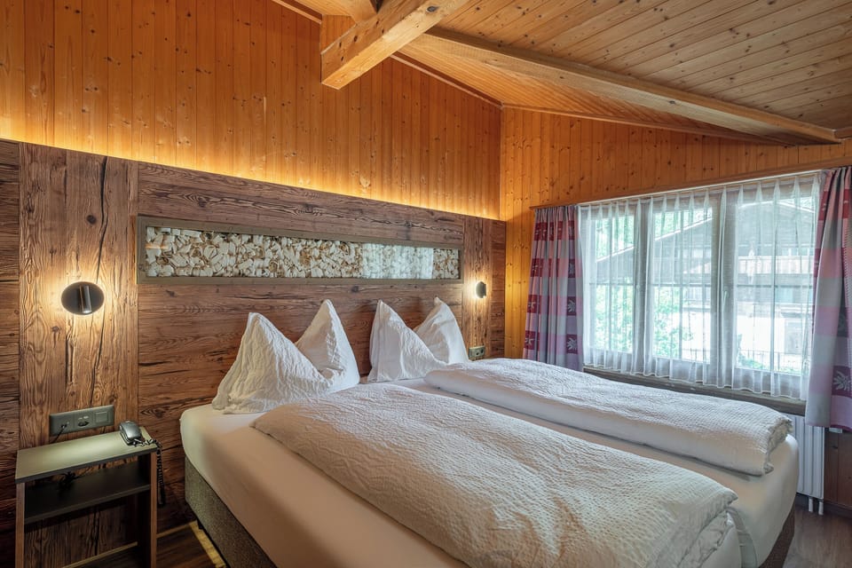 Economy Double Room, Shared Bathroom (Hostel - Doppelzimmer Stöckli) | In-room safe, desk, free WiFi, bed sheets
