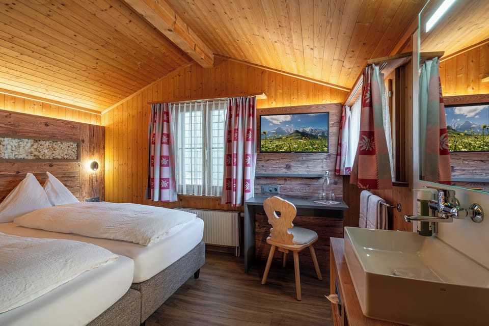 Economy Double Room, Shared Bathroom (Hostel - Doppelzimmer Stöckli) | In-room safe, desk, free WiFi, bed sheets