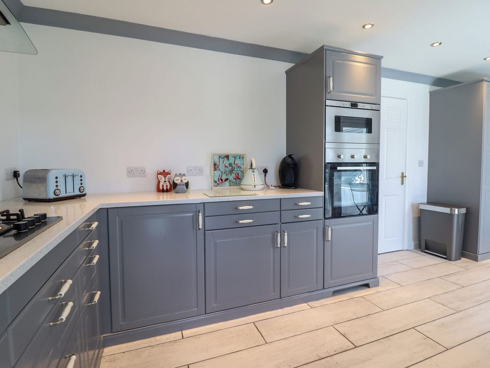 Dishwasher, cookware/dishes/utensils