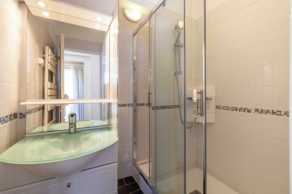Apartment | Bathroom | Hair dryer, towels, shampoo