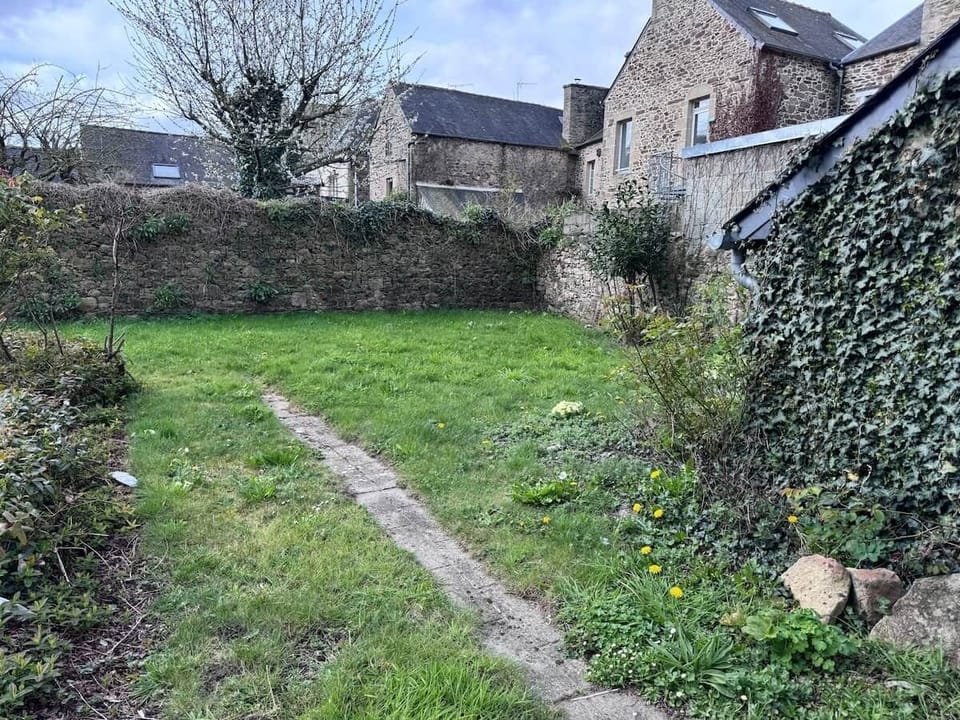 Terrain attenant à la maison.