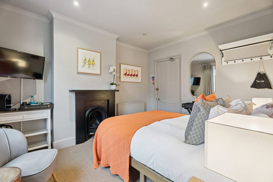 Deluxe Double Room, Ensuite (2) | Iron/ironing board, free WiFi
