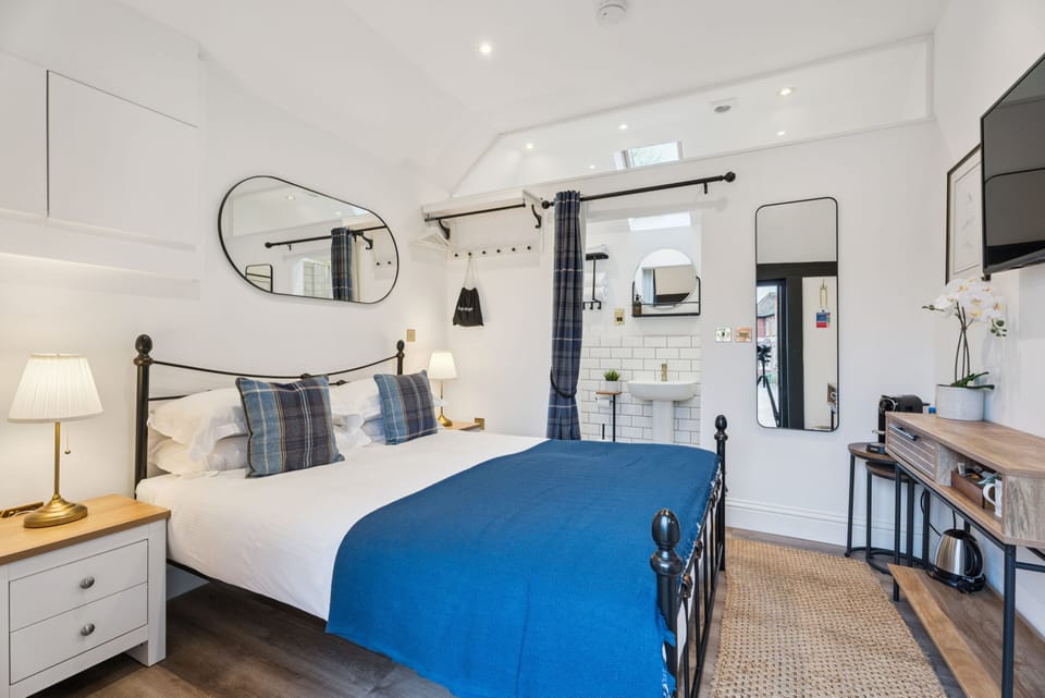 Deluxe Double Room, Ensuite (6/7) | Iron/ironing board, free WiFi