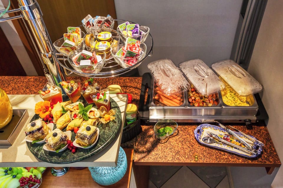 Free daily buffet breakfast