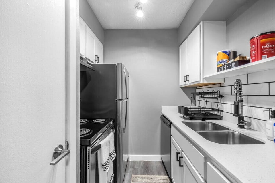 Fully equipped kitchen with modern appliances, perfect for preparing meals during your stay in Arlington. A convenient option for longer stays, game weekends, or concert trips near AT&T Stadium.