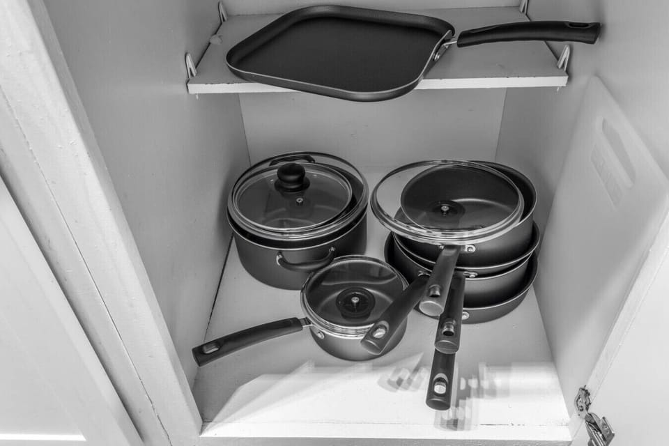 Fully equipped kitchen with modern appliances, perfect for preparing meals during your stay in Arlington. A convenient option for longer stays, game weekends, or concert trips near AT&T Stadium.
