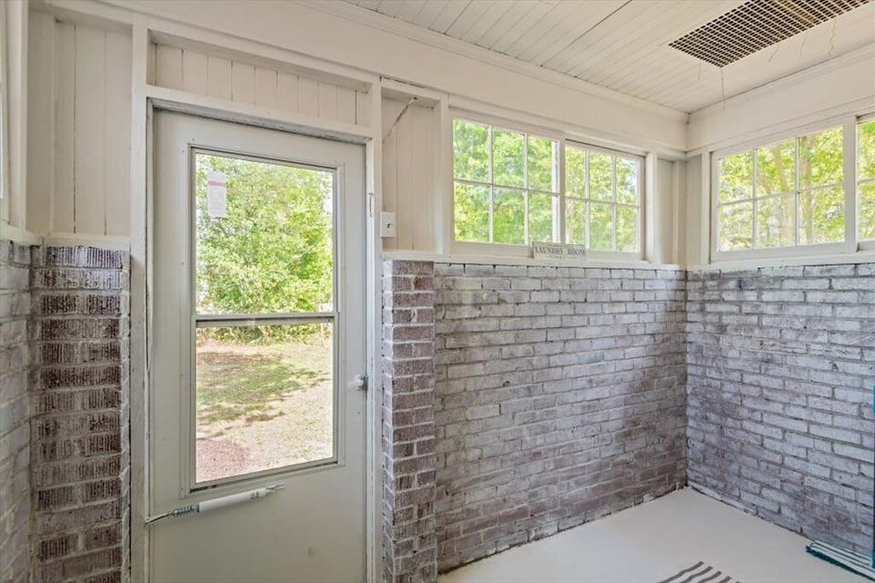 Laundry/mudroom with washer and dryer