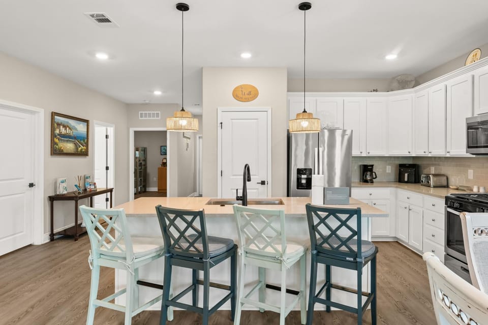 House, Courtyard View | Private kitchen | Full-size fridge, microwave, oven, stovetop