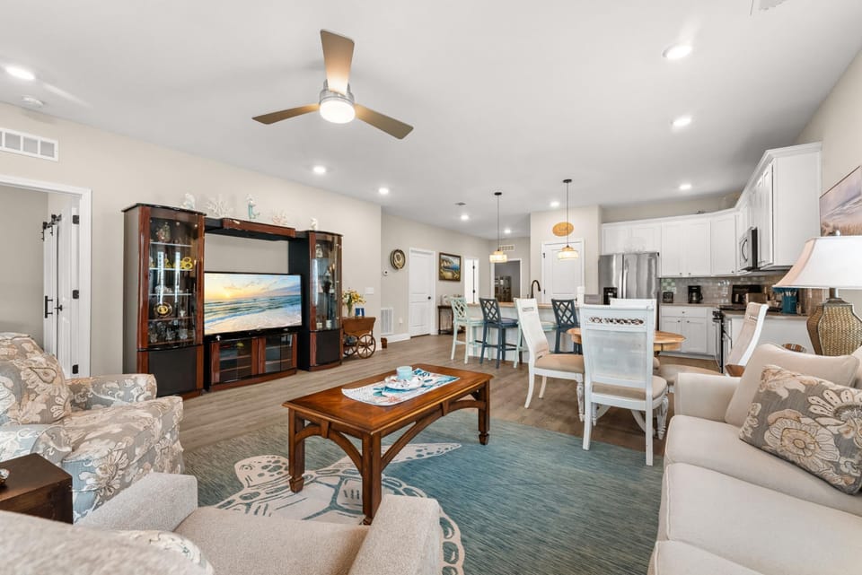 House, Courtyard View | Living area | 65-inch Smart TV with digital channels, Netflix, Hulu