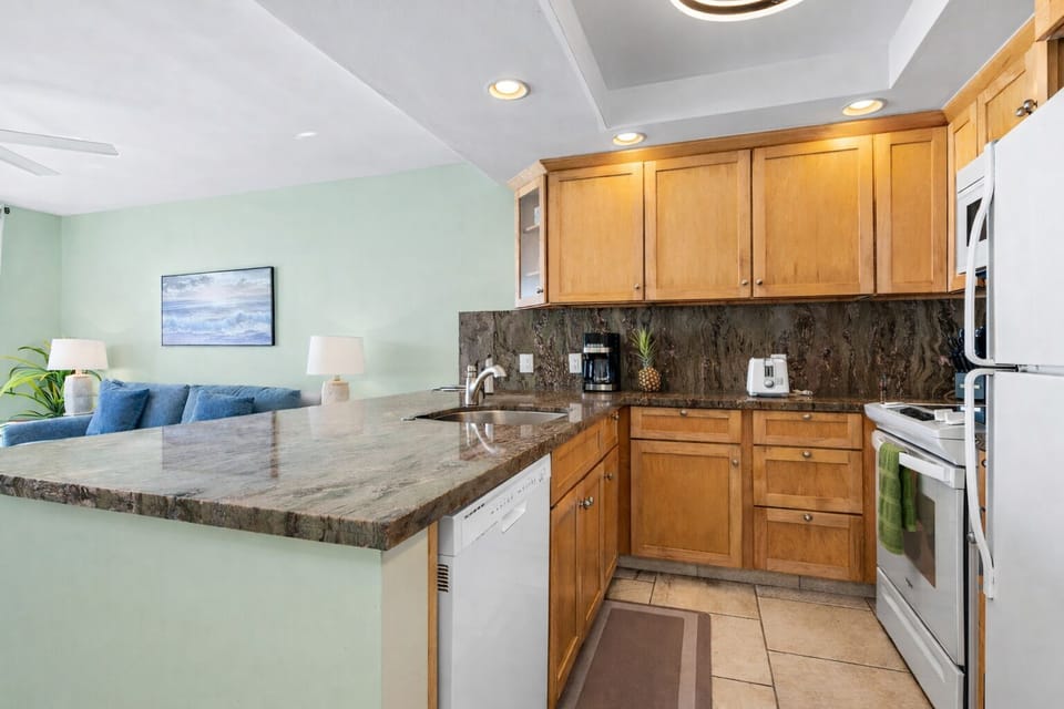 open Kitchen w/large Counter